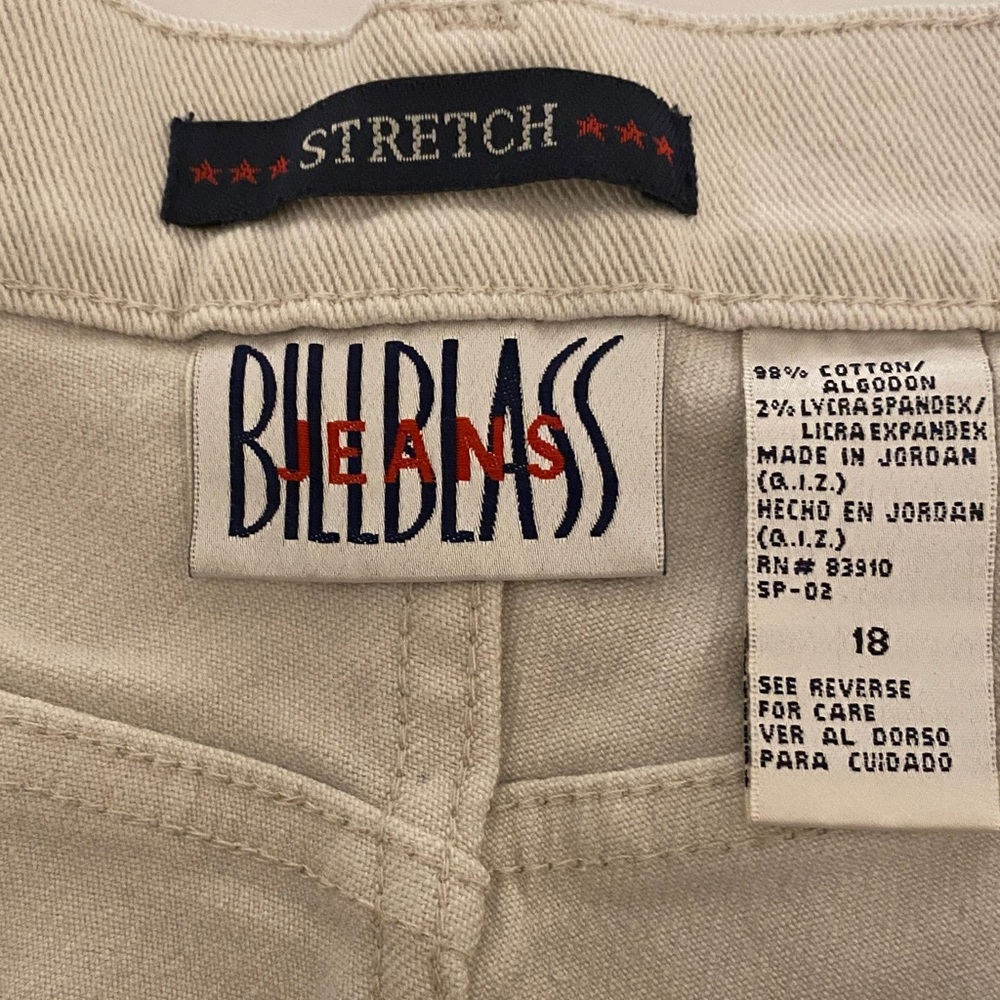 Bill Blass Women's Stretch Shorts- Cream